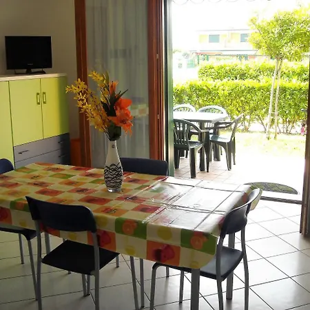Hotel Apartments Villaggio Dei Fiori Extra Luxury 4 Stars - Great Family Resort - Petz Friendly - With Hypermarket - Delivery Restaurant-Pizzeria - Room Breakfast With Supplement - Ultra Fast Wi-Fi - Parking Adjacent To The Room - With Mechanical Wor Caorle Extérieur photo